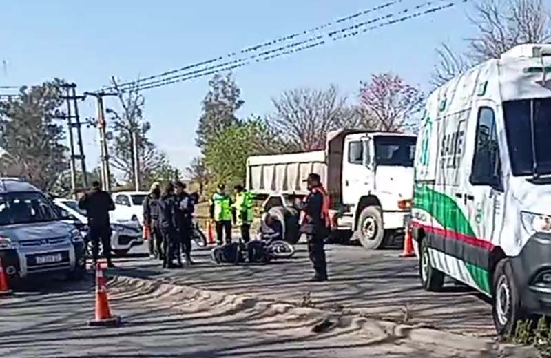 Choque entre una camioneta y una moto complicó el tránsito en el acceso sur de la capital jujeña