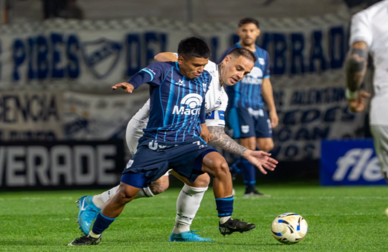 Gimnasia tropezó en Quilmes: perdió 2 a 0, pero sigue como líder de la Zona B