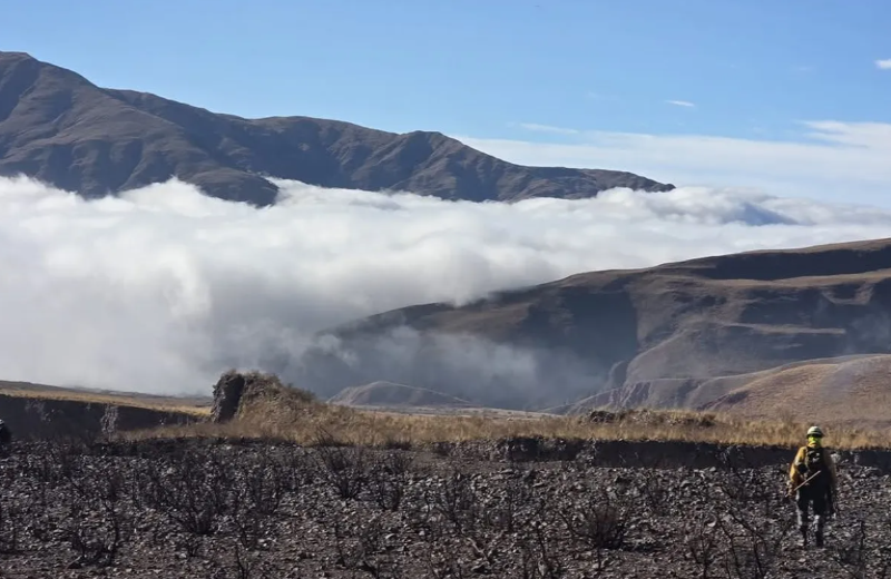 Incendio activo en Volcán: piden extrema precaución al circular por la Ruta 9