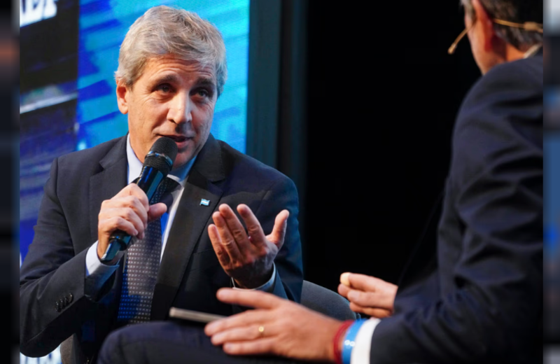 Caputo flexibiliza los créditos en dólares para empresas y busca reactivar la economía