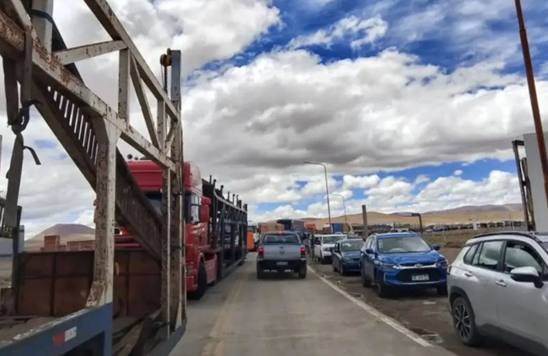 Paso de Jama cerrado al transporte de carga por fuertes ráfagas de viento