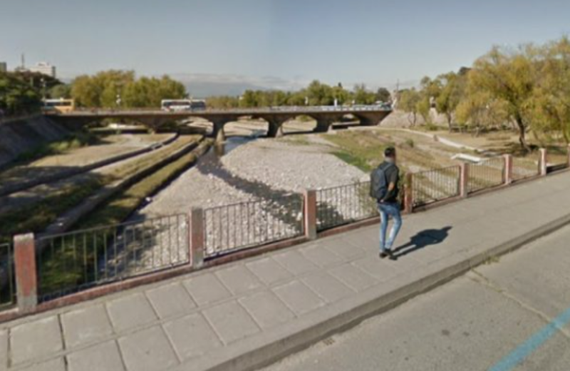 Amplio operativo de emergencia tras la caída de un hombre desde el puente Necochea
