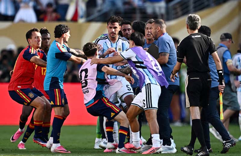 Duro golpe para la Selección: FIFA suspendió a Paredes por 10 partidos y sancionó a otros jugadores argentinos