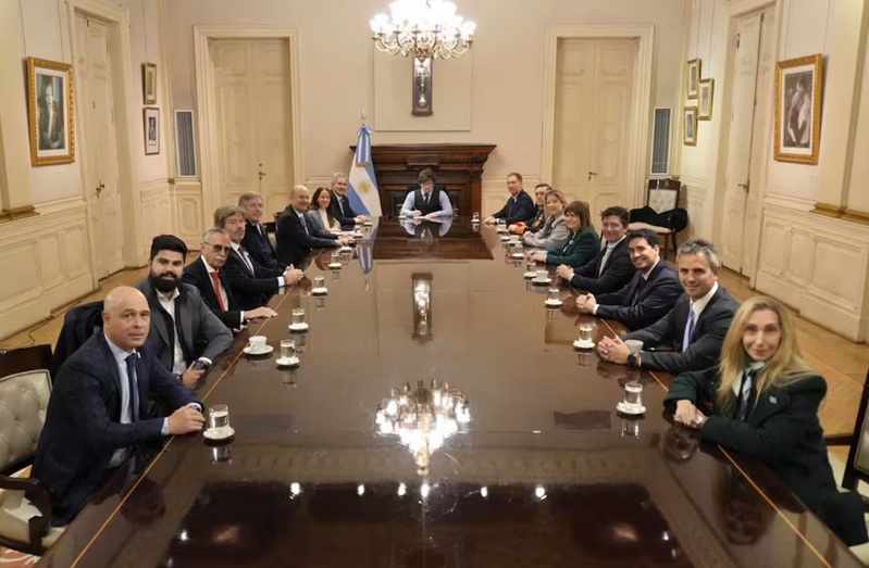 Tras 24 días de agenda privada Milei juntó a su Gabinete confiados en que el país 