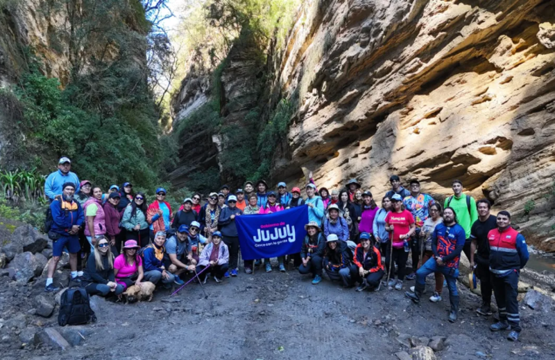 Cerca de 100 personas participaron del trekking en El Fuerte y recorrieron uno de los paisajes más impactantes de Jujuy