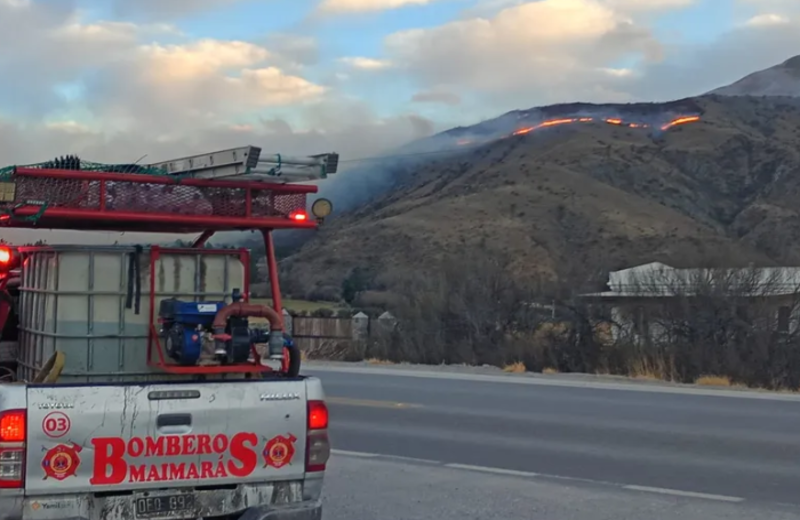 Alerta en Volcán: un incendio de pastizales obligó a cortar la Ruta Nacional 9 y complica el tránsito