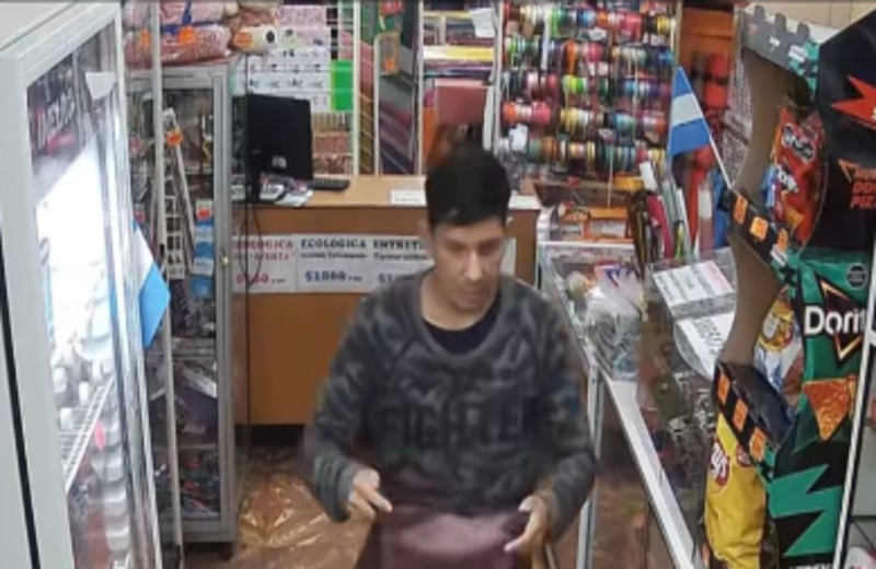 Entró a ofrecer una campera y terminó robando: buscan identificar al sospechoso en una librería de Jujuy