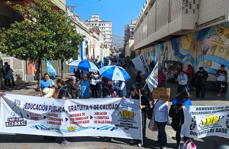 Paro de 72 horas: docentes de toda la provincia exigieron salarios dignos