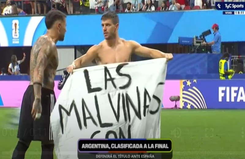 Tras eliminar a Inglaterra, la Selección desplegó una bandera de Malvinas y dejó una imagen que recorrió el mundo