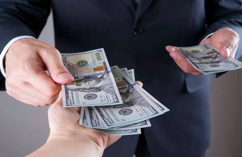 El Banco Central habilitó el pago de sueldos en dólares
