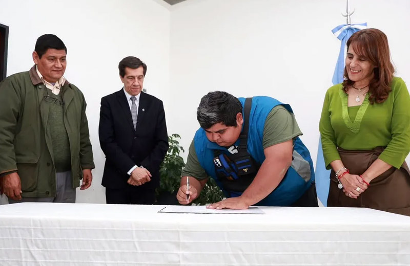 Formalizaron contratos de 130 agentes de Servicios Generales