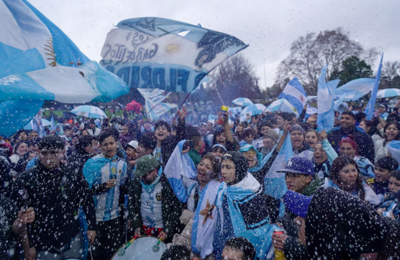 La Selección ya está en el país: el plantel regresó a Ezeiza y fue recibido con un emotivo 