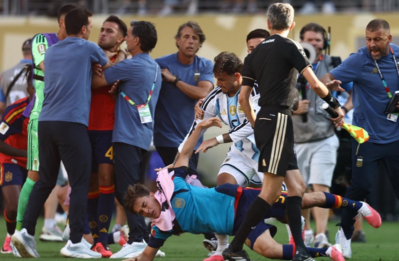 Se picó la final: Leandro Paredes fue expulsado tras pelearse con Gavi y Eric García
