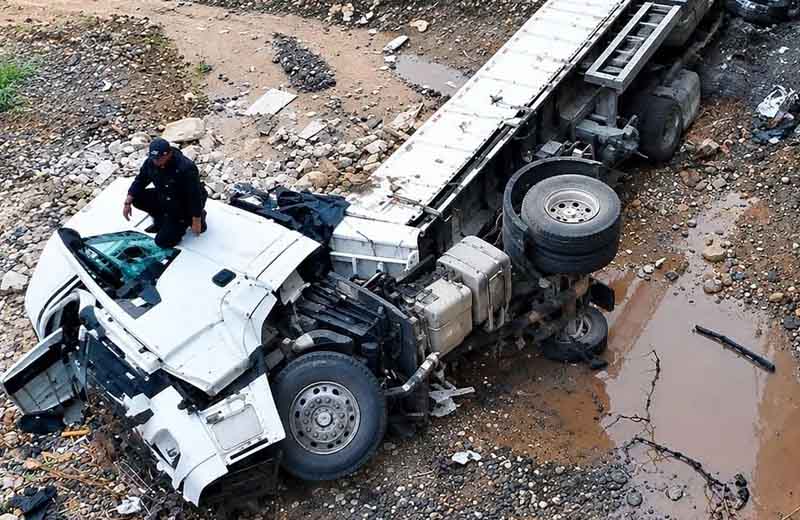 Accidente en puente del río León: tránsito reducido en Ruta 9 y conductor ileso