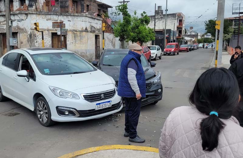 Corte de tránsito en inmediaciones al casco céntrico: dos autos impactaron