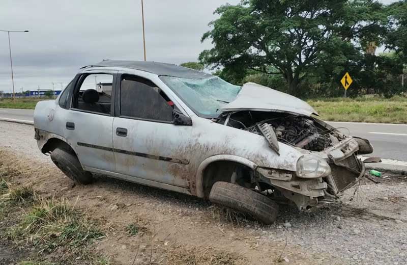 Un remís cruzó de carril y volcó en la Ruta 66: hay una mujer internada en terapia intensiva