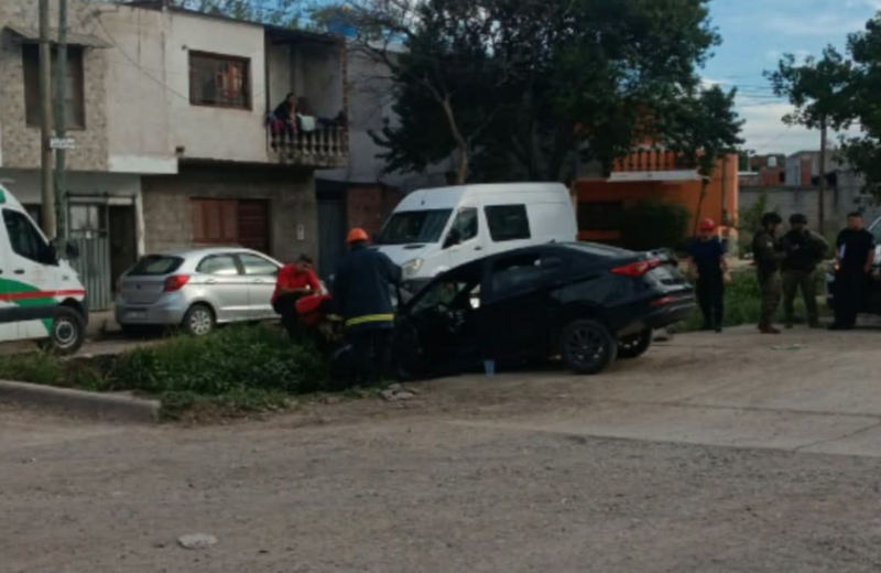 Investigan un siniestro vial en barrio Malvinas tras la pérdida de control de un vehículo
