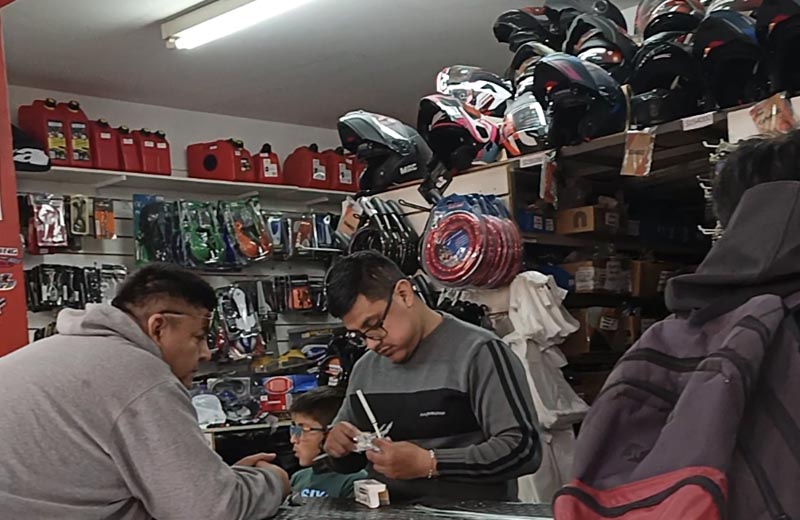 Más motos de reparto impulsan la demanda de repuestos, aunque en las ventas no hay un repunte general