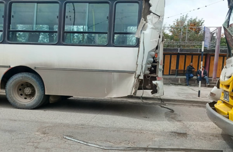 Choque entre dos colectivos de la línea Santa Ana a la altura del puente San Martín