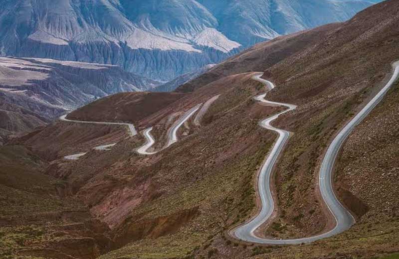Accidente en la Ruta 52: un vehículo desbarrancó en la Cuesta de Lipán y hubo cuatro personas heridas