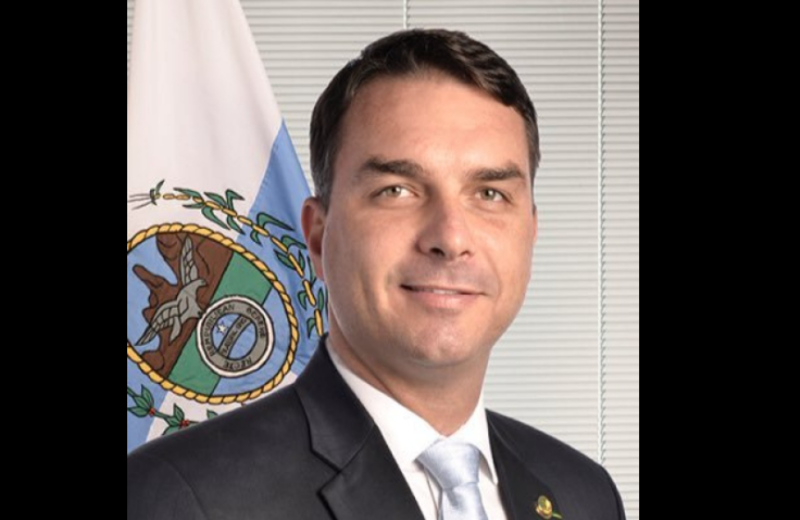 Brasil: Flávio Bolsonaro fue obligado a entregar sus pasaportes y no puede salir del país 