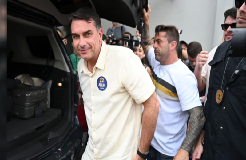 Flávio Bolsonaro Habría viajado a Estados Unidos y buscaría asilo tras perder las elecciones en Brasil