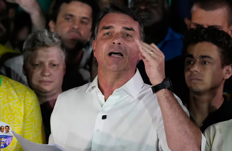 Incertidumbre sobre el paradero de Flávio Bolsonaro luego de una orden judicial que restringió su salida de Brasil