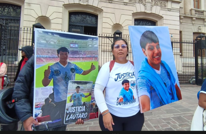 Familiares de víctimas se instalaron frente a Casa de Gobierno y reclaman justicia
