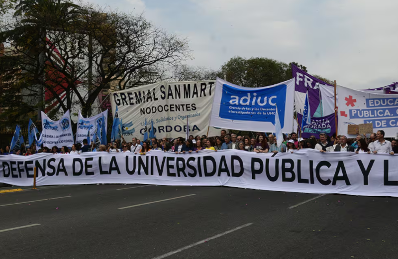 Estudiantes tomaron el Palacio Pizzurno y exigieron al Gobierno que cumpla la Ley de Financiamiento Universitario