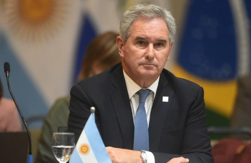 Quirno negó un reclamo de Brasil por la fuga de Flávio Bolsonaro y Milei apuntó contra Clarín 