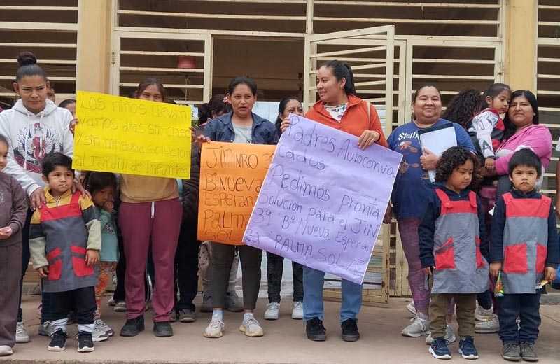 Padres protestan por la suspensión de clases en un jardín de Palma Sola por presencia de murciélagos