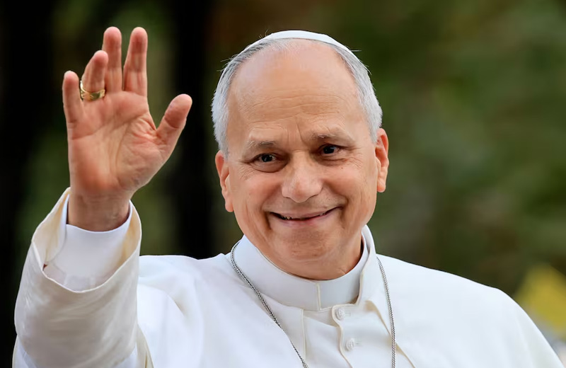 El Vaticano informó una mejora en la salud de León XIV y retomó actividades en el hospital