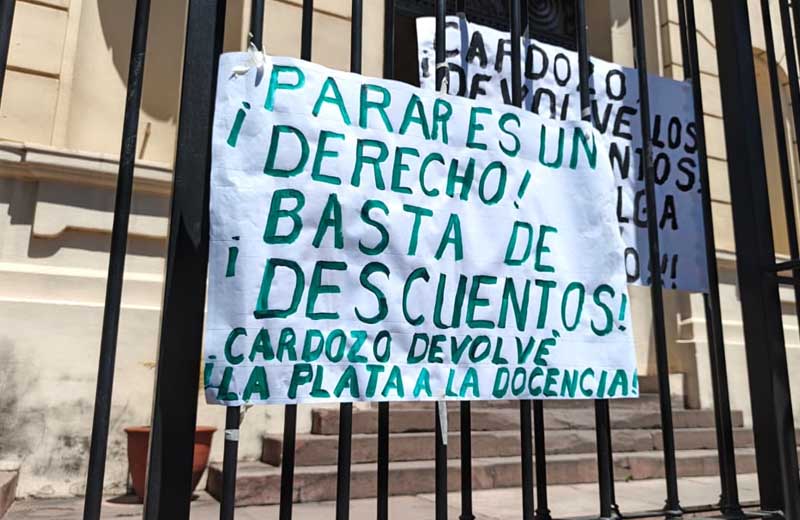 Docentes denuncian descuentos de hasta $260 mil en un mes por 