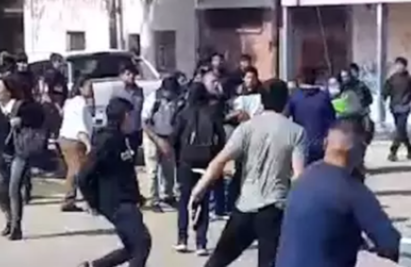 Violencia entre adolescentes: una joven terminó hospitalizada tras una agresión a la salida de un colegio