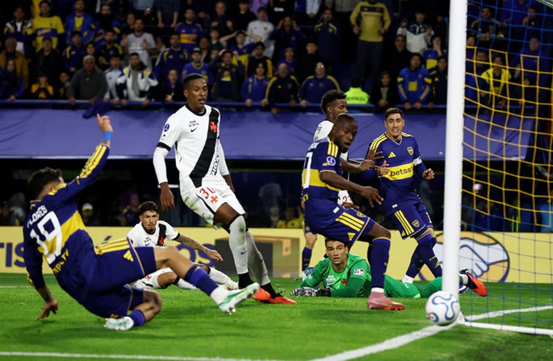 No quiso entrar: Boca perdió en La Bombonera y deberá definir el pasaje a la final de la Sudamericana en Brasil