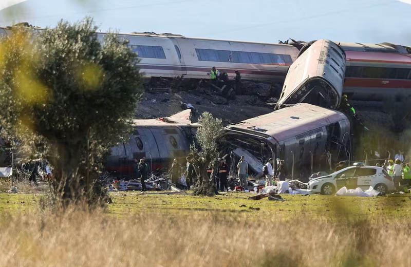 Conmoción en España: un choque de trenes deja 68 fallecidos y decenas de heridos