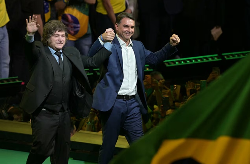 “La Libertad Avanza en Brasil”: Milei felicitó a Flávio Bolsonaro tras su triunfo en la primera vuelta