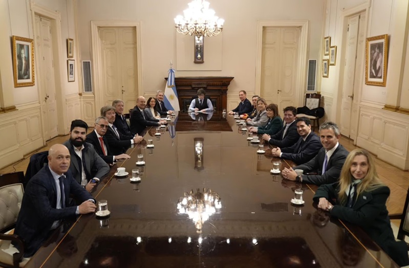 Tras la gira por Francia, Milei volvió al país y encabezará este lunes una nueva reunión de Gabinete