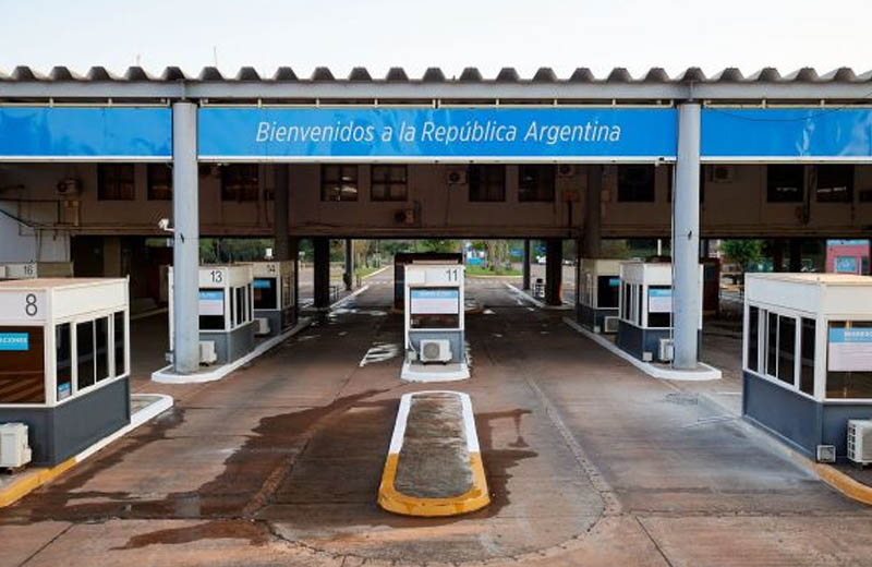 Denuncian el ingreso de Flávio Bolsonaro a la Argentina y piden investigar posibles irregularidades