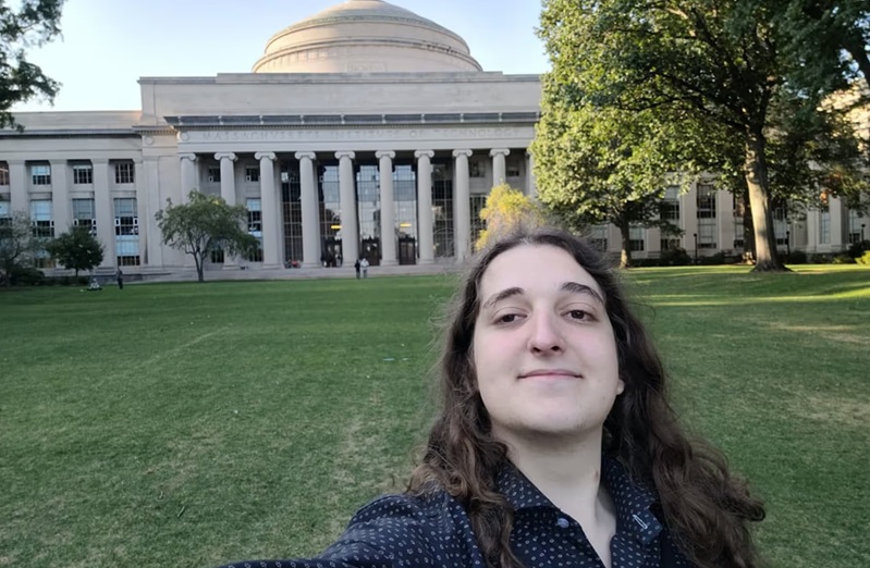 Un joven de 20 años recuperó la audición tras la primera cirugía bilateral realizada en Argentina