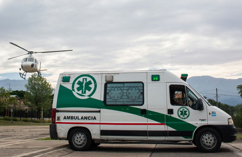 Desplegaron un operativo sanitario en helicóptero para asistir a un hombre accidentado en Reyes