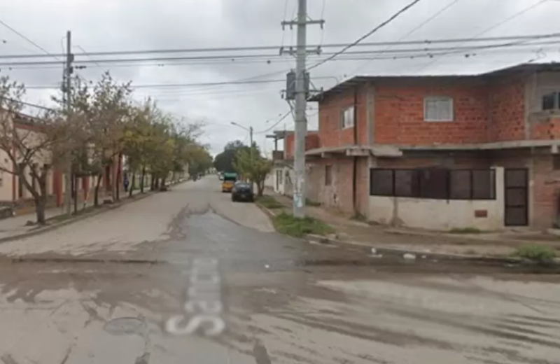 Asalto a mano armada en Barrio Malvinas: amenazaron a dos jóvenes y les robaron