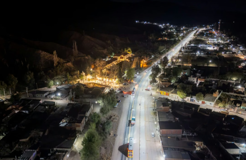 Huacalera suma casi 1,5 kilómetros de iluminación para mejorar la seguridad y potenciar el turismo