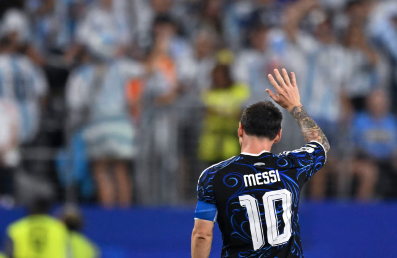 Messi mostró la camiseta que usará en su último partido con la Selección Argentina