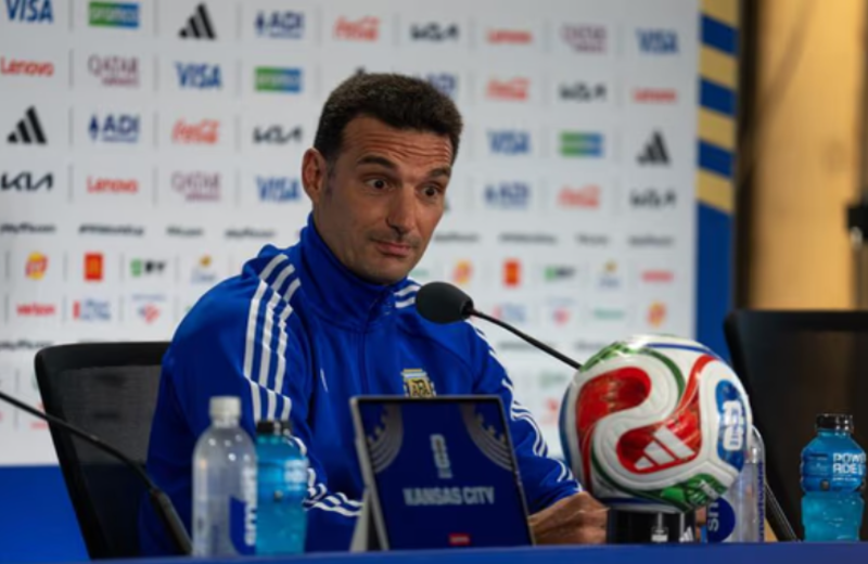 Scaloni mantiene la incógnita sobre quién heredará la 10 de Messi y habló de su futuro