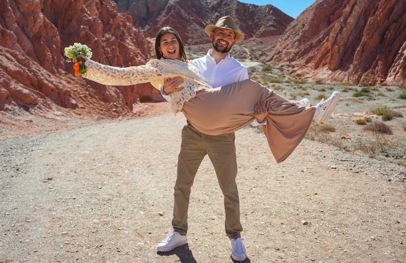 Purmamarca: boda en el Paseo de los Colorados y primera acta digital