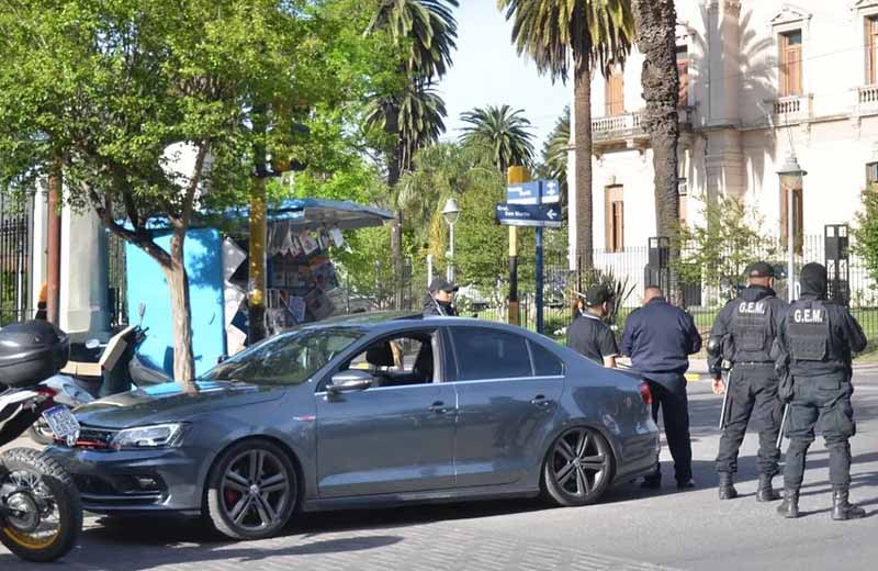 Cuatro jóvenes fueron demorados por conducción peligrosa en el microcentro capitalino