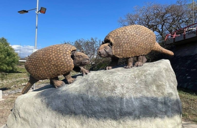 Antes de la ciudad, hubo gliptodontes: las esculturas que recuperan 6,3 millones de años de historia en el Xibi Xibi