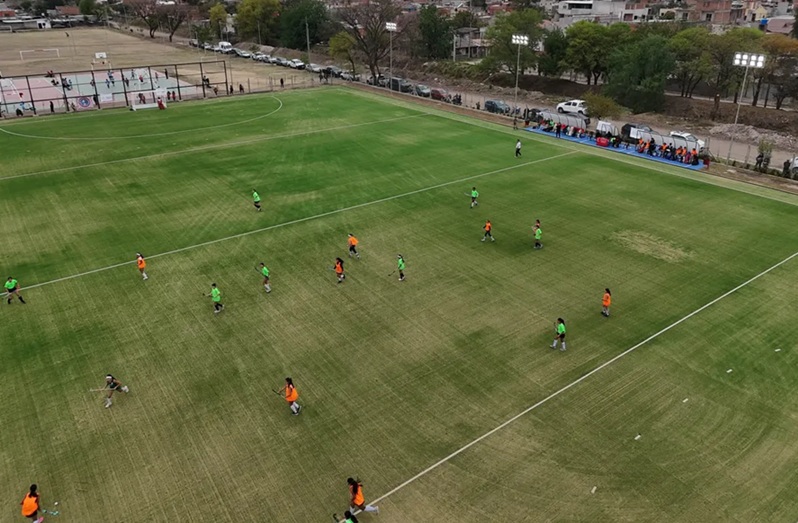 Inauguraron en barrio Alberdi el primer estadio municipal de hockey social