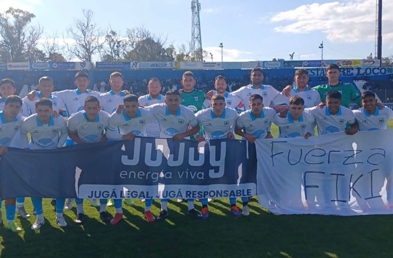 Con un golazo de Molina y un penal atajado por Álvarez, el “Lobo” se trajo los tres puntos en su visita a Almagro